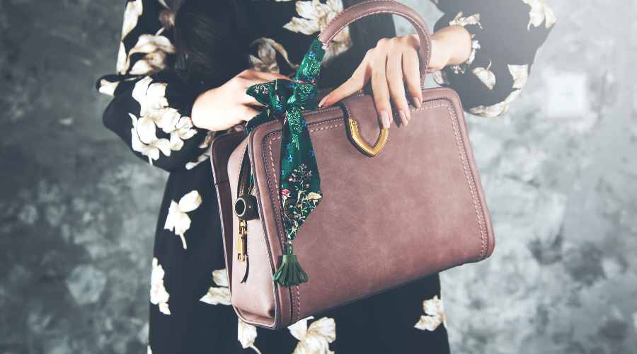 không để túi da tiếp xúc với nước hoặc hoá chất