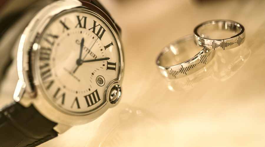 nhẫn tối giản kết hợp với đồng hồ là sự lựa chọn phù hợp với phong cách tối giản