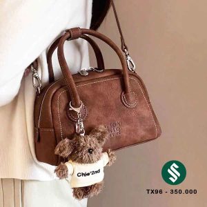 túi chio 2 quai charm gấu da sần nâu có quai đeo