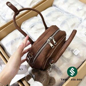 túi chio 2 quai charm gấu da sần nâu có khoá kéo tiện dụng