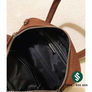 túi chio 2 quai charm gấu da sần nâu có ngăn rộng rãi