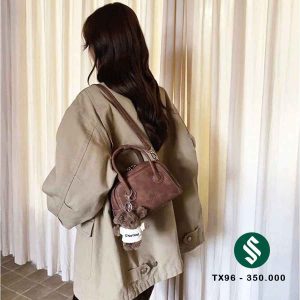 túi chio 2 quai charm gấu da sần nâu nhỏ gọn