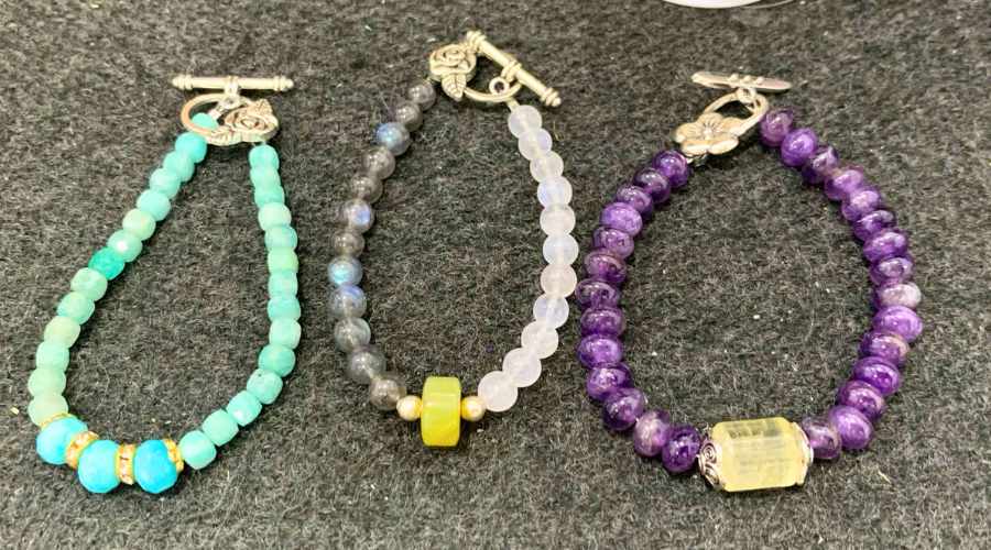 vòng đá tự nhiên nhiều màu sắc