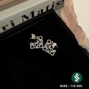 khuyên tai màu bạc hình vuông