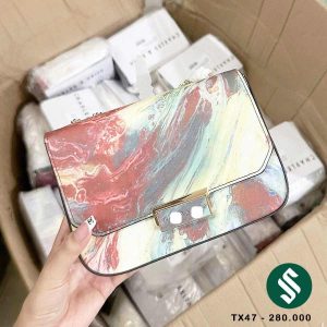 cận cảnh túi dáng vuông màu loang
